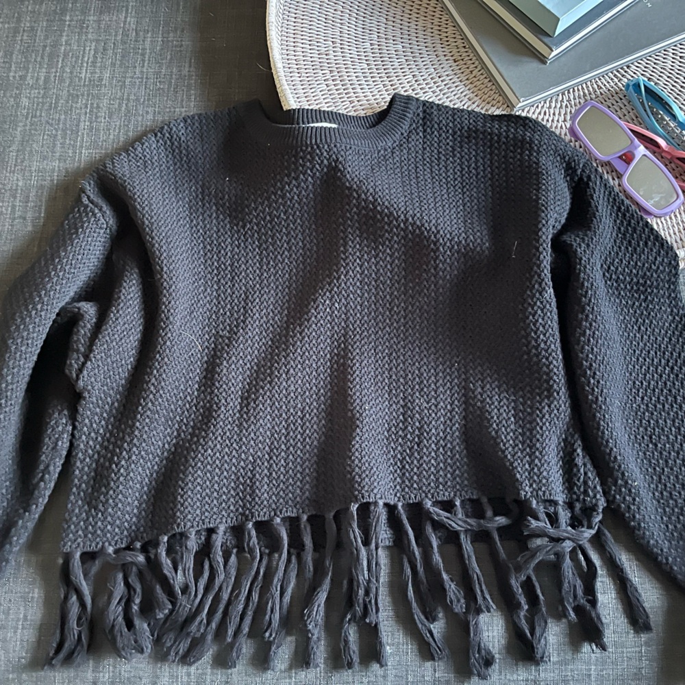 Black sweater, pair with jeans, or white jeans. Size M.
